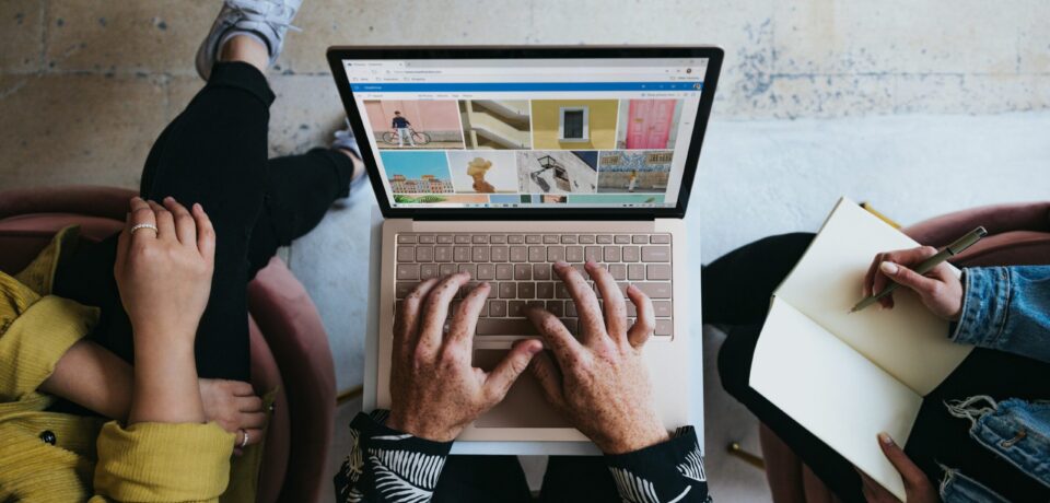 Social Feenix team creating smart remarketing in digital marketing campaigns to turn website visitors into loyal customers.